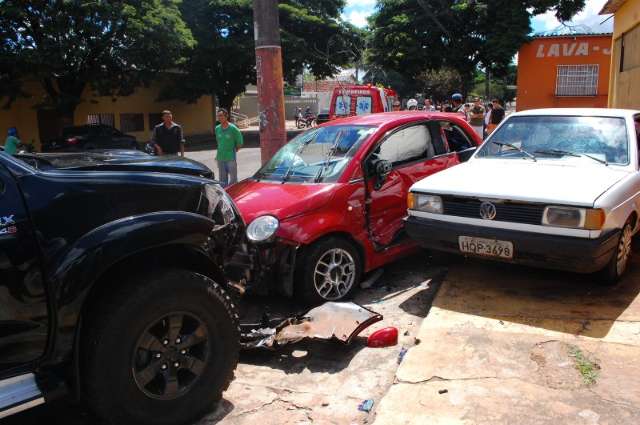 Caminhonete desrespeita sinalização e colide em outro veiculo