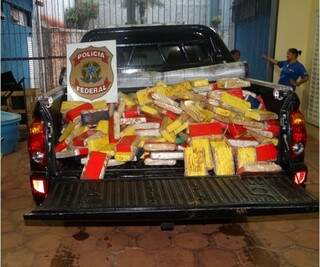 Depois de vistoria, policiais encontraram quase 317 kg de cocaína em assoalho de caminhão (Foto: Assessoria/ Polícia Federal)