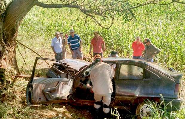 Homem morre ap&oacute;s perder controle de ve&iacute;culo e colidir em &aacute;rvore