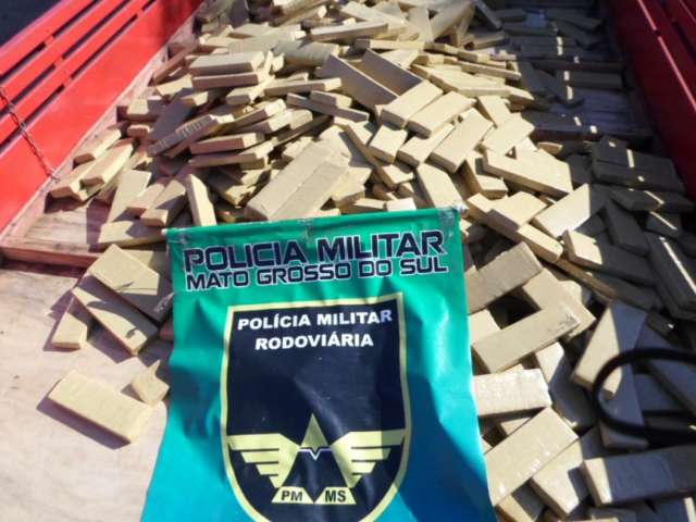 Pol&iacute;cia apreende 1,4 t de droga e flagra adolescente transportando carga