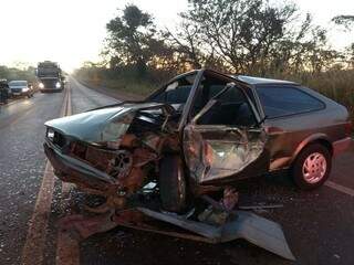 Carro com a frente danificada após colisão com carreta na BR-463 (Foto: Osvaldo Duarte/Dourados News)