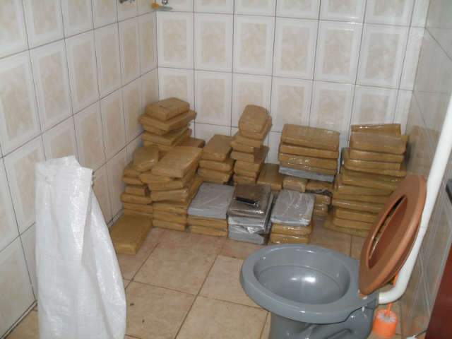  Tr&ecirc;s s&atilde;o presos e Pol&iacute;cia Federal flagra dep&oacute;sito de maconha na Capital