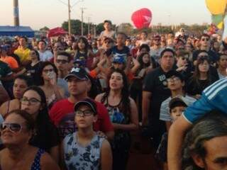 Centenas de pessoas ficaram para o lado de fora da arena no fim da tarde deste sábado (Foto: Direto das Ruas)