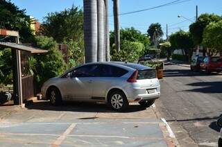 Carro estacionado na calçada obstrui passagem de pedestre (Foto: Vanderlei Aparecido)