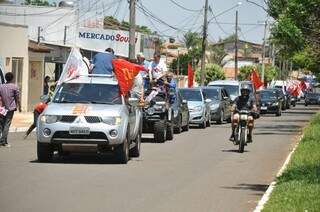 Delcídio comandou várias carreatas em diversas regiões da Capital (Foto: Marcelo Calazans)