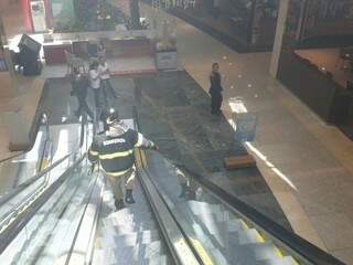 O incêndio foi controlado pelos bombeiros e pela brigada do shopping, (Foto: Marcos Ermínio) 