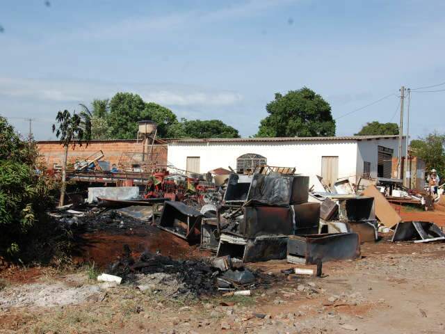  Inc&ecirc;ndio destr&oacute;i mercadorias de ferro-velho; propriet&aacute;ria diz que foi criminoso