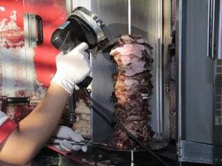 Carne é assada em espeto giratório (Foto: Alan Nantes)