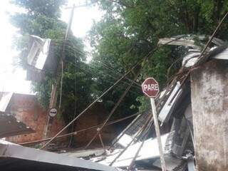 Estrutura caiu em meio a fiação elétrica na rua. (Foto: Direto das Ruas).