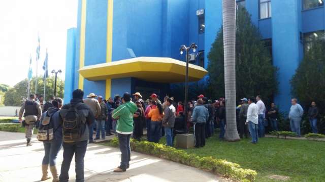 Professores ind&iacute;genas protestam contra atraso salarial de 3 meses