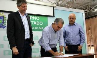 Reinaldo assinou hoje o decreto que instituiu o programa (Foto: Chico Ribeiro)