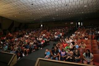 O público lotou o teatro para ver a apresentação das crianças (Foto: Paulo Francis)