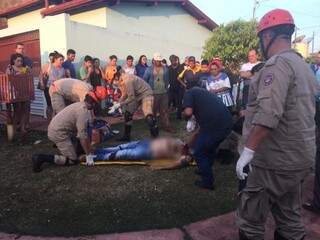 Ferido por pistoleiros, homem caiu em gramado (Foto: Porã News)