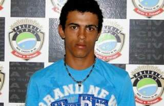  Jovem &eacute; preso com rev&oacute;lver roubado de seguran&ccedil;a de empresa