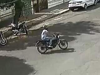 Furto de motocicleta no Centro foi flagrado por câmera de segurança de posto. (Foto: Reprodução)
