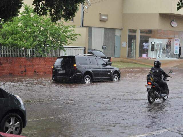  Chuva causa alagamentos e transtornos na regi&atilde;o central; assista ao v&iacute;deo 
