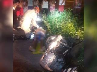 Corpo de Bombeiros em atendimento a uma das vítimas de colisão entre motocicletas (Divulgação/Corpo de Bombeiros) 