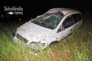 Carro oficial capotou, mas ninguém ficou ferido(Foto: Sidrolândia News)