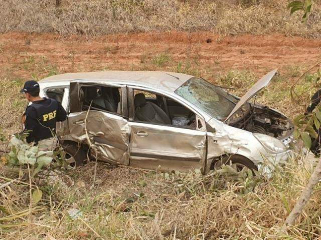 Passageiros fogem ap&oacute;s ve&iacute;culo capotar na BR-163