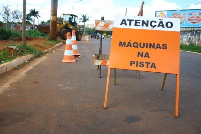 Eros&atilde;o avan&ccedil;a e prefeitura reconstr&oacute;i margem de rio em avenida