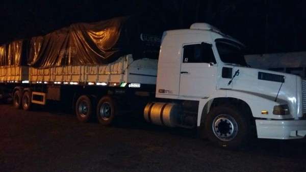 Caminh&atilde;o com cigarros contrabandeados &eacute; abandonado em posto fiscal