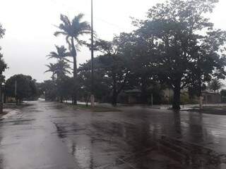 Avenida ficou molhada por causa da chuvinha que fez a umidade subir (Foto: Clezer Gomes)