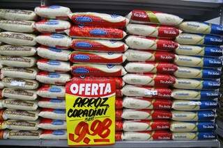 Na oferta, cinco quilos de arroz custa R$ 9,98, mas tem marca que chega a custar R$ 15,90. (Foto: Fernando Antunes)