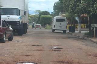 Moradores improvisaram tapa-buraco na Vila Ieda (Foto: Divulgação)