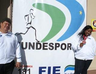 O técnico Reynaldo ao lado de sua atleta Soila (Foto: Divulgação/Fundesporte)