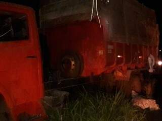 Caminhão estava parado sem sinalização, segundo nota emitida pela prefeitura de Bataguassu (Foto: Cenário MS)