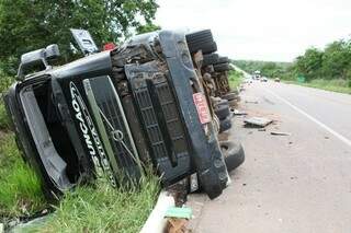 Motorista e ajudante tiveram ferimentos leves e a carreta possui seguro (Foto: PC de Souza / Edição de Notícias)