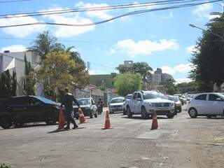 Com trânsito completamente bloqueado, motoristas foram orientados a fazer curva em rua anterior. (Foto: Marina Pacheco)