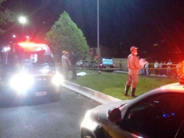 Motocicleta atinge poste de ilumina&ccedil;&atilde;o e passageiro de 24 anos morre