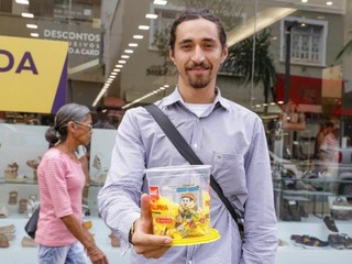 O Jesus da Paçoca, por enquanto, não troca a venda dos doces por outro emprego. (Foto: Kísie Ainoã)
