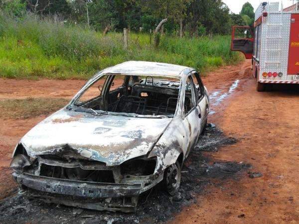 Homens sofrem acidente, queimam carro e fogem no Jardim Noroeste