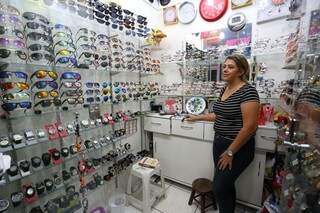A vendedora do Camelódromo, Sandra Bastos, acha que deixar as compras para última hora é &quot;o jeito do brasileiro&quot; (Foto: Marcelo Victor)