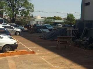 Estacionamento com restos de obras ainda no local (Foto: Direto das ruas)