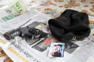 Objetos utilizados pelos agressores e que foram apreendidos pela Polícia Militar. (Foto: Marcos Ermínio)