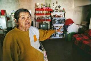 Maria do Socorro, 66 anos, conta que não sabe para onde ir. (Foto: Fernando Antunes)