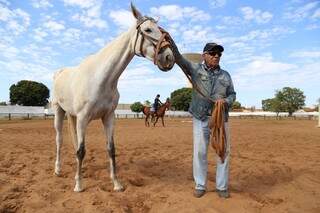 Feliz com cavalo, seu Pércio vê os animais como a terapia que o fez chegar aos 91 anos. (Foto: Fernando Antunes)