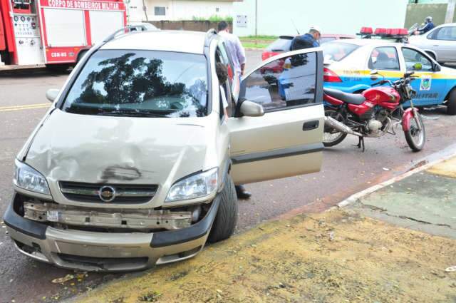  Motorista invade preferencial e atinge motociclista na avenida Rachid Neder