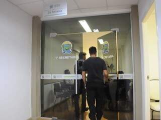 Policiais no gabinete do deputado Zé Teixeira (Foto: Paulo Francis)