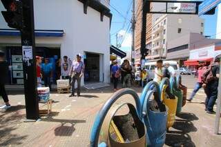 Lixeiras com coleta seletiva na esquina da Avenida Afonso Pena com a Rua 14 de Julho. (Foto: André Bittar)