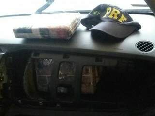 Droga estava escondida em painel frontal do carro; Prisão no dia de seu aniversário (Foto: Divulgação/PRF)