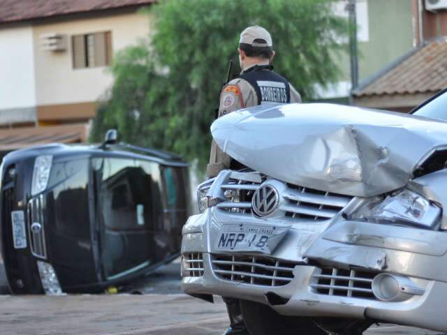  Ve&iacute;culo tomba ap&oacute;s colis&atilde;o em cruzamento na Vila Planalto 