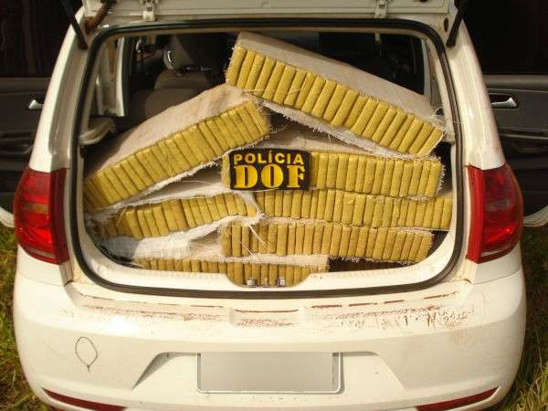 Carro furtado &eacute; apreendido com 194 quilos de maconha
