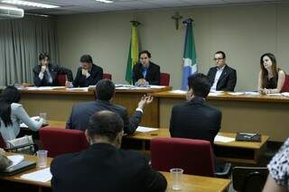 Representantes do Ministério Público e Assembleia Legislativa negociam melhoria na telefonia móvel no Estado (Foto: Giuliano Lopes/ALMS)