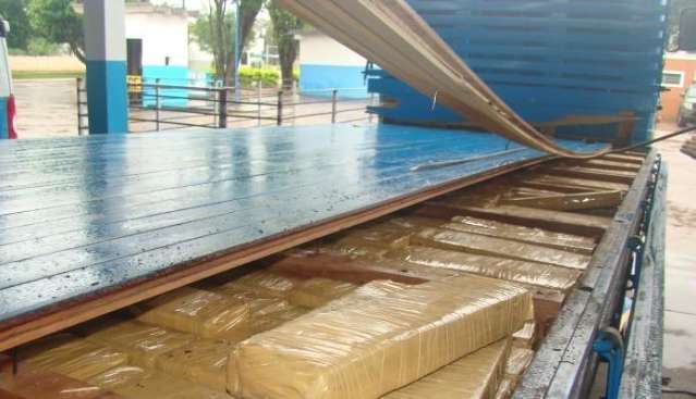 Pol&iacute;cia encontra 900 quilos de maconha em fundo falso de caminh&atilde;o