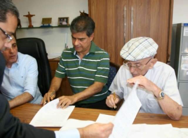  Pecuarista oficializa doa&ccedil;&atilde;o milion&aacute;ria para centro de diagn&oacute;stico do c&acirc;ncer