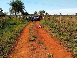 Estrada vicinal onde corpo da mulher foi encontrado, na manhã de sexta-feira, em Dourados. (Foto: Adilson Domingos).